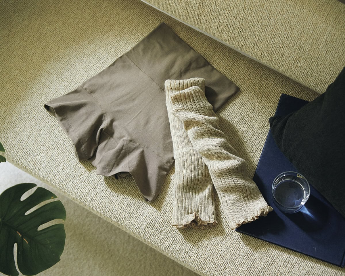 左：冷えやすいお腹、腰回りをやさしく温める温活ショーツ。nanadecorコンフォート腹巻3分丈ショーツ 7150円（ナナデェコール／ナナデェコール表参道本店）　右：ゴム糸不使用でしめつけがない“履くホカロン”。通常の約４倍の長さですき間なく包みこむ。ホカロン 冷えとり レッグウォーマー ロング 冬用4重編み 2200円（レンフロ・ジャパン）