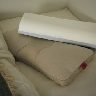 上：理想の寝姿勢となる黄金角度、15度を採用した低反発枕。トゥルースリーパー ゴールデンレスト 9980円（ショップジャパン）　下：160万人の測定データから導き出した立体形状。体温で形状変化、形状記憶ができ、“じぶんの回復力”を加速させる。［じぶんチャージ］フィットテックピローPREMIUM 1万5400円（タナカふとんサービス）