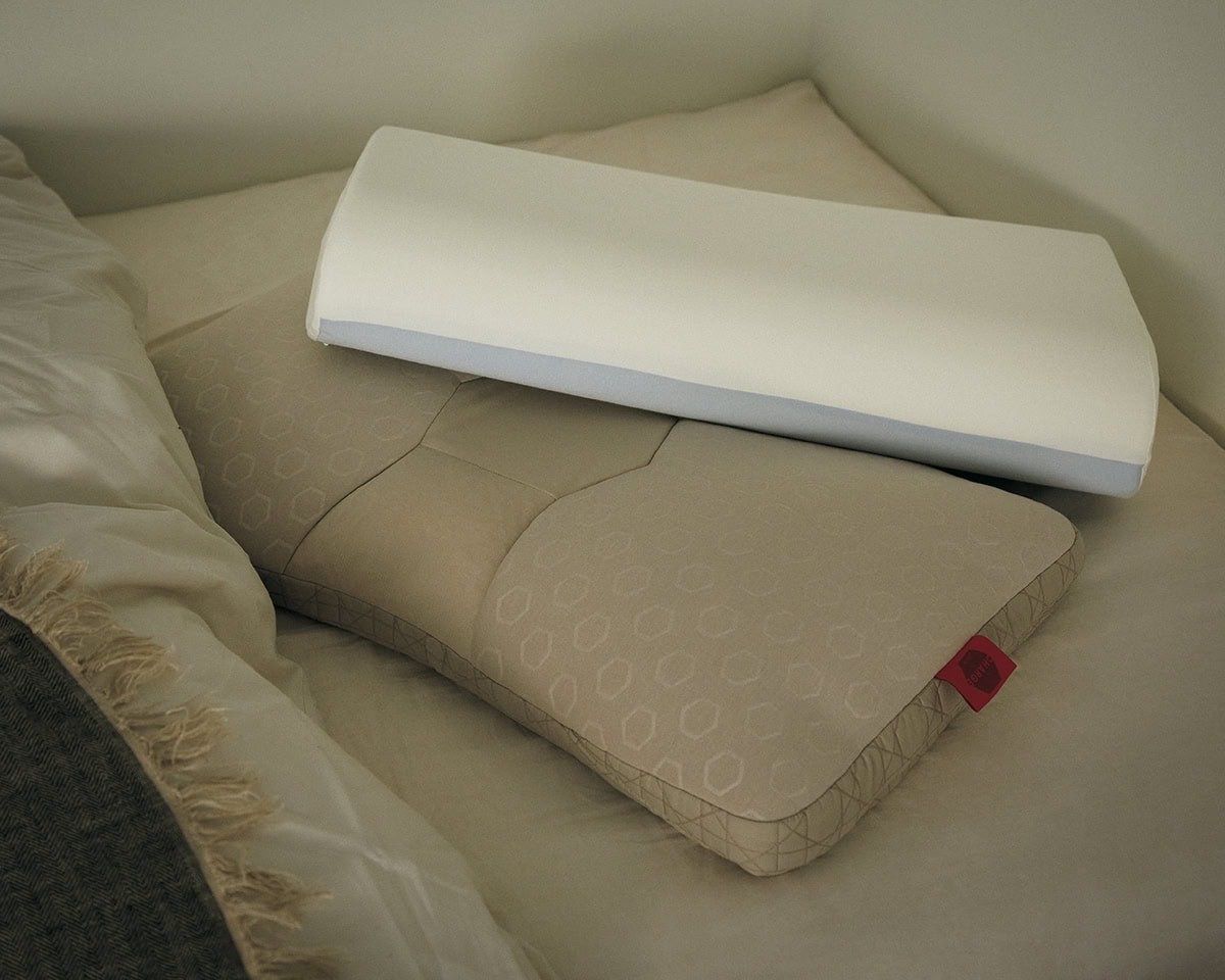上：理想の寝姿勢となる黄金角度、15度を採用した低反発枕。トゥルースリーパー ゴールデンレスト 9980円（ショップジャパン）　下：160万人の測定データから導き出した立体形状。体温で形状変化、形状記憶ができ、“じぶんの回復力”を加速させる。［じぶんチャージ］フィットテックピローPREMIUM 1万5400円（タナカふとんサービス）