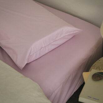 マイクロファイバーを束ねた糸で緻密に織り上げた生地を使用。ダニの侵入、布団の中わたからでるホコリをブロック。さらに防菌防臭効果のある加工技術を採用。ボックスシーツ〈SNフレッシュプロ〉（セミダブル）1万4300円、ピローケース〈SNフレッシュプロ〉3630円（昭和西川）