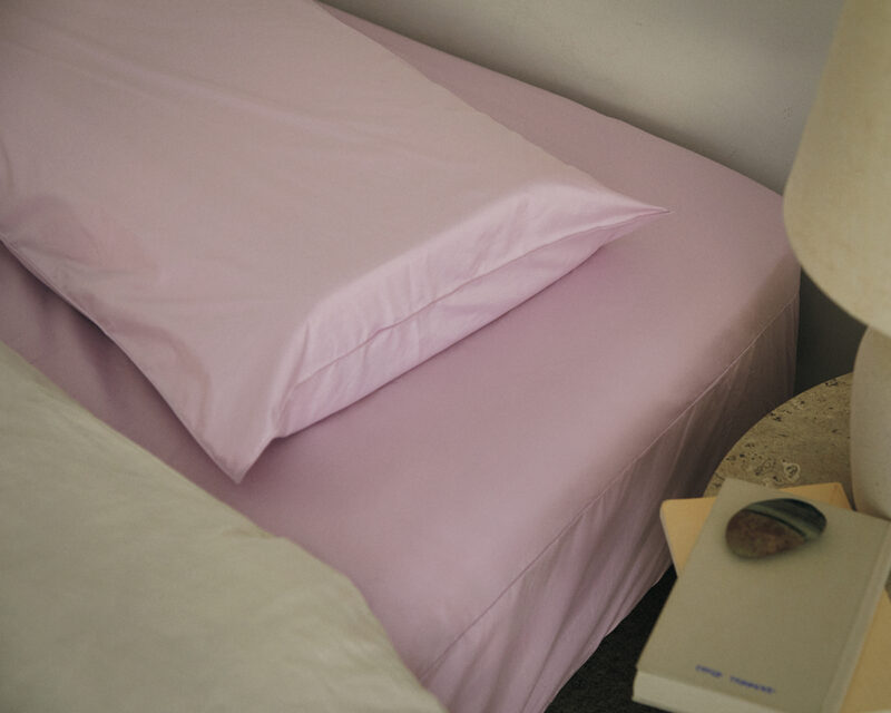 マイクロファイバーを束ねた糸で緻密に織り上げた生地を使用。ダニの侵入、布団の中わたからでるホコリをブロック。さらに防菌防臭効果のある加工技術を採用。ボックスシーツ〈SNフレッシュプロ〉(セミダブル)1万4300円、ピローケース〈SNフレッシュプロ〉3630円(昭和西川)