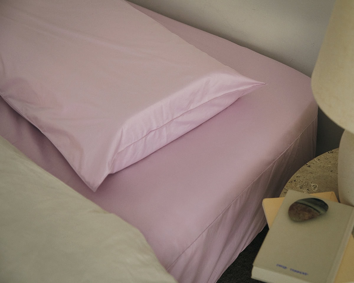 マイクロファイバーを束ねた糸で緻密に織り上げた生地を使用。ダニの侵入、布団の中わたからでるホコリをブロック。さらに防菌防臭効果のある加工技術を採用。ボックスシーツ〈SNフレッシュプロ〉（セミダブル）1万4300円、ピローケース〈SNフレッシュプロ〉3630円（昭和西川）