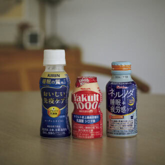 左：プラズマ乳酸菌とGABA配合。キリン おいしい免疫ケア 睡眠［機能性表示食品］ 100mL 175円※編集部調べ（キリンビバレッジ）　中：ヤクルト独自の生きた「乳酸菌 シロタ株」を1本に1000億個を含む。Yakult（ヤクルト）1000 ［機能性表示食品］100mL 141円※編集部調べ（ヤクルト本社）　右：GABAに加え、ビタミンB1を新たに配合。ネルノダ睡眠+疲労感ケア［機能性表示薬品］ 100mL 261円※編集部調べ（ハウスウェルネスフーズ）
