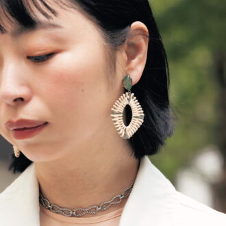 「ラタンとカラーガラスの涼しげな素材の組み合わせが春にぴったりのイヤリング。揺れるので顔まわりに動きが出ます」