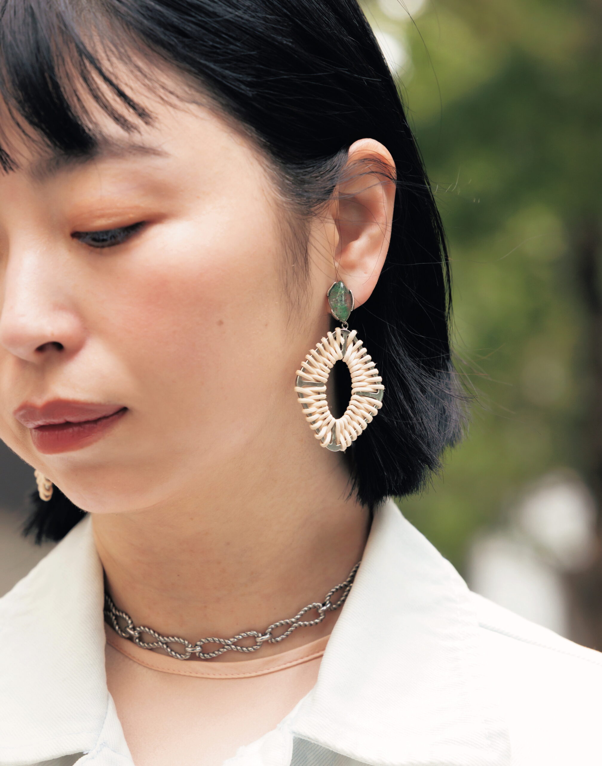 「ラタンとカラーガラスの涼しげな素材の組み合わせが春にぴったりのイヤリング。揺れるので顔まわりに動きが出ます」