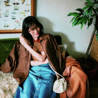 レザー×デニムスカートでヴィンテージ風にまとめて