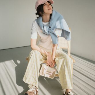 白Tで抜け感を作ってさわやかに大人っぽく装う