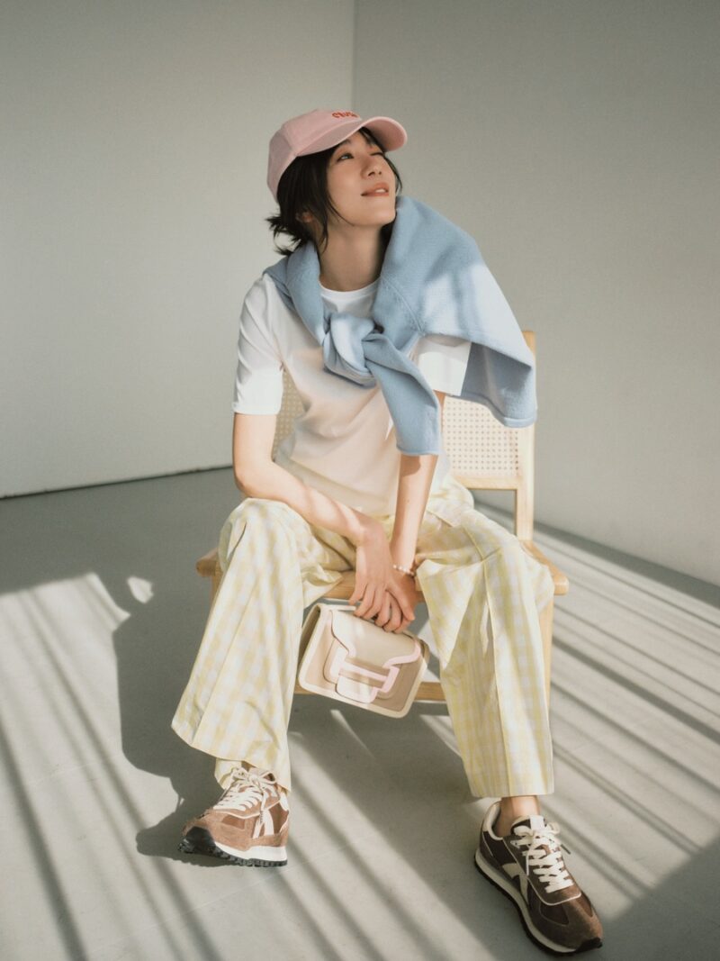 白Tで抜け感を作ってさわやかに大人っぽく装う