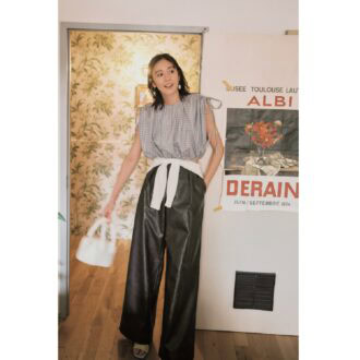 【40代ファッション】春の本命！甘めトップスはレザーボトムと合わせて大人の甘辛ミックスコーデで♡