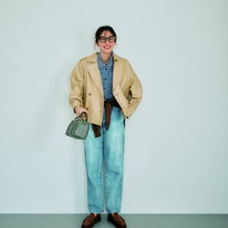 ショートトレンチで品よく `90s風のコーデを更新