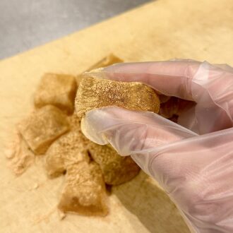 ⑤冷えたら切って、きな粉をまぶして。ほらこの弾力！写真じゃ伝わりきらないのが悔しい！！