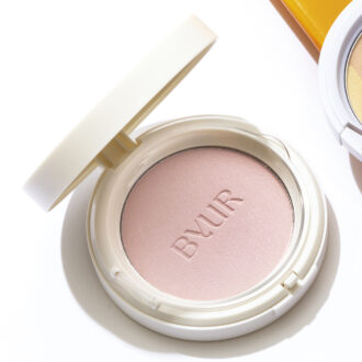 バイユア セラムフィット モイストプレストパウダー 01 2530円（Hamee）※3月12日発売