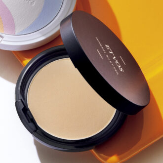 ミネラルシルキーベール SPF20・PA++ 3520円（エトヴォス）