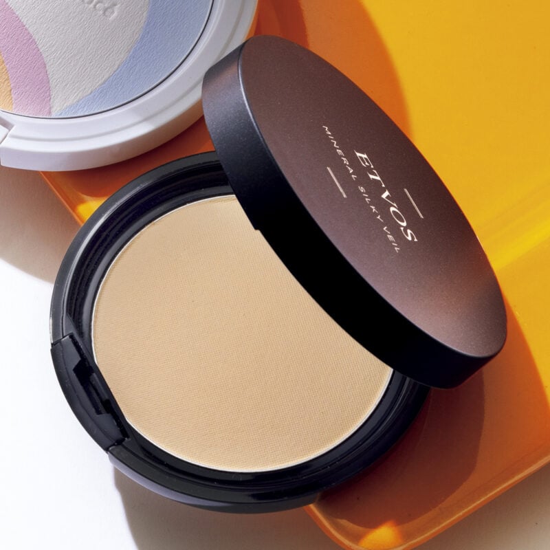 ミネラルシルキーベール SPF20・PA++ 3520円(エトヴォス)