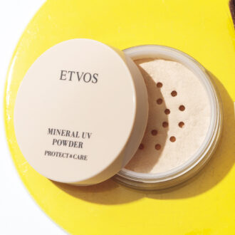 ミネラルUVパウダーAZ ピンクベージュ SPF50・PA++++ 3630円（エトヴォス）※3月4日発売