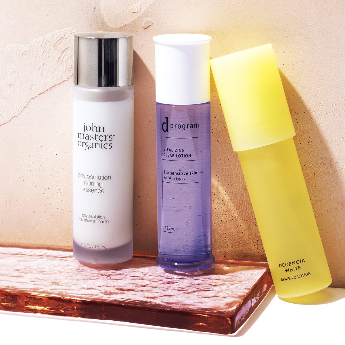 肌あたりのよいまろやか化粧水3点、左からフィトソリューション リファイニング エッセンス 150mL （ジョンマスターオーガニック）、ｄ プログラム バイタライジング＆クリア ローション EX［医薬部外品］125mL（資生堂）、ディセンシアホワイト　スパイク—ＶＣ　ローション［医薬部外品］125mL（ディセンシア）