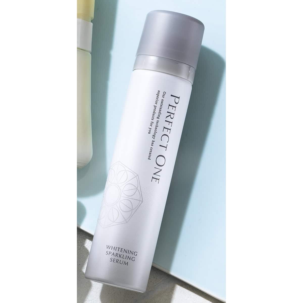 パーフェクトワン 薬用ホワイトニングスパークリングセラム［医薬部外品］50g 4950円（新日本製薬）