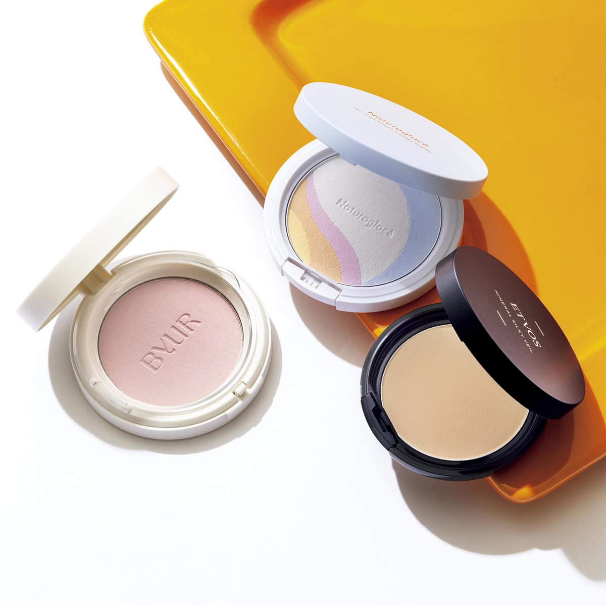 プレストパウダー3点、右からミネラルシルキーベール SPF20・PA++（エトヴォス）、スキンケアシールド プレストパウダー（ナチュラグラッセ）、バイユア セラムフィット モイストプレストパウダー 01（Hamee）