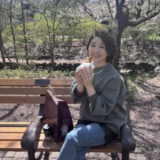 コーヒーを片手に、春の公園で「何もしない」贅沢を