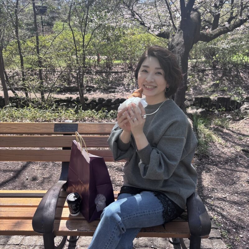 コーヒーを片手に、春の公園で「何もしない」贅沢を