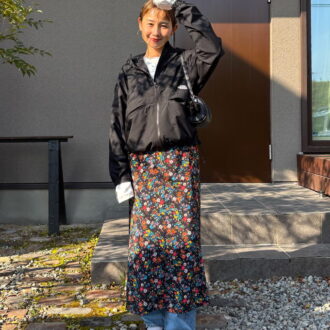 “小花柄×デニム”はスポーティ要素を加えてこなれムードに