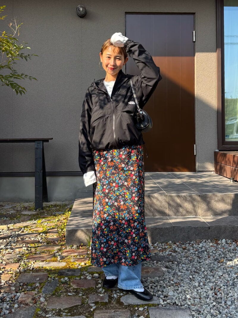 “小花柄×デニム”はスポーティ要素を加えてこなれムードに