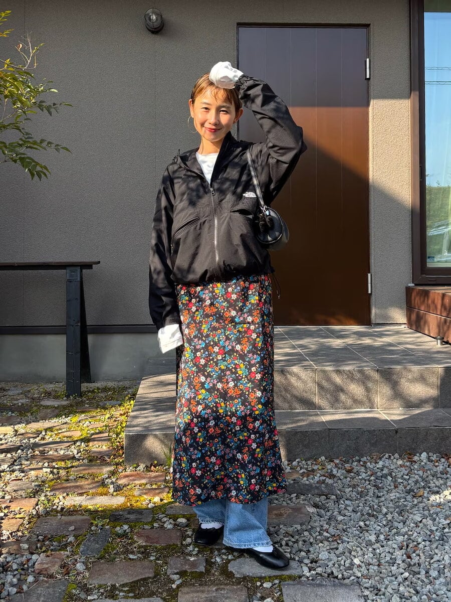 “小花柄×デニム”はスポーティ要素を加えてこなれムードに