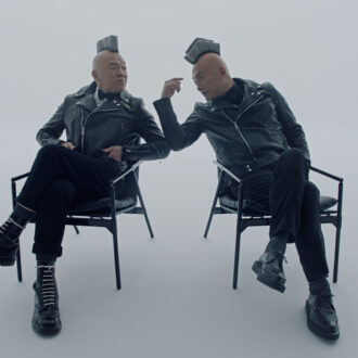 香取慎吾がモヒカンに⁉　インパクト大なビジュアルに釘付け！　歯ブラシヘアーでウド鈴木と初共演したCMが話題