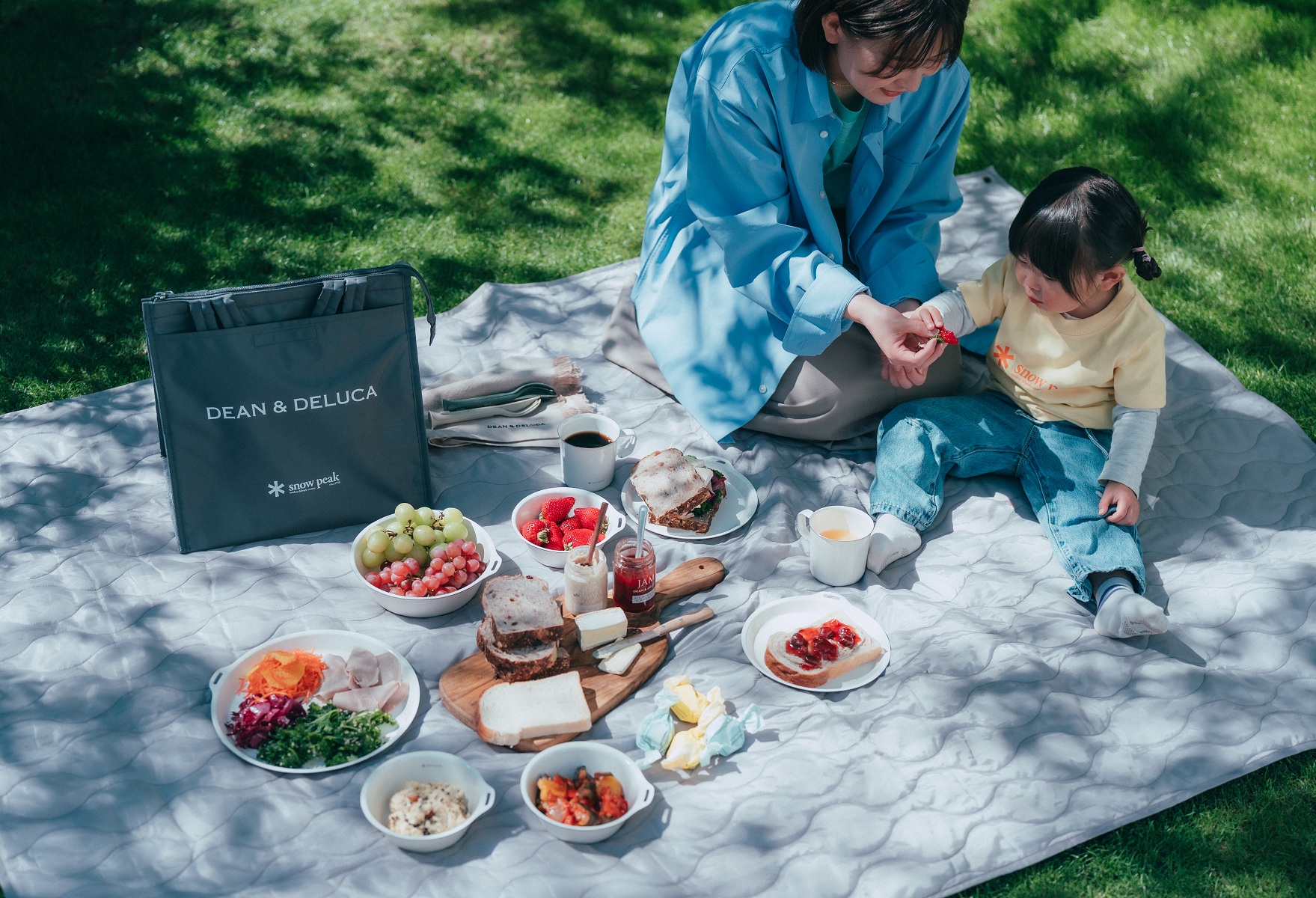 DEAN & DELUCA ピクニックセット 価格：1万3,860円（税込） ＜内容＞ ・クーラーバッグL（約 縦34cm×横35cm×マチ21.5cm） ・ホーローマグ360 ×2 ・ホーローボウル150 ・ホーロープレート200