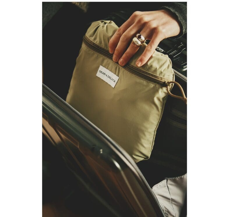 パッカブル使用。普段のバッグやスーツケースにインしてお出かけのお供に。