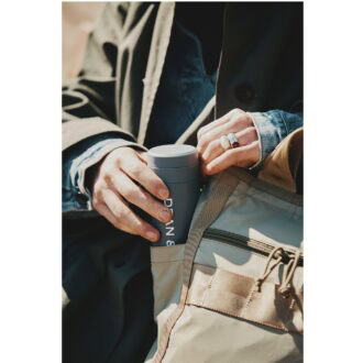 ポケットも充実。サイドにはオープンポケット、フロントはジップつきポケットを配置