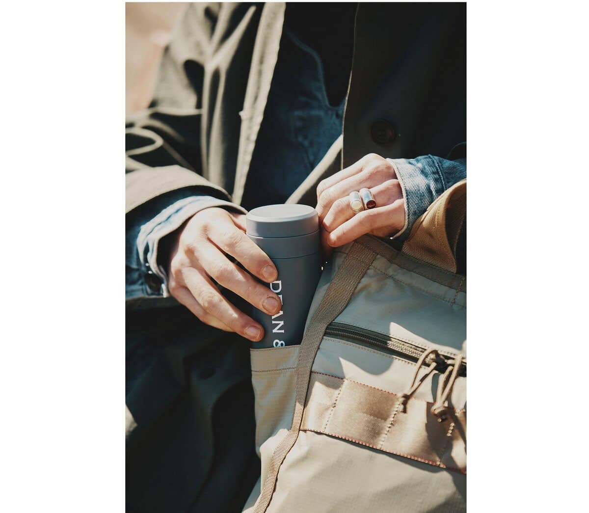 ポケットも充実。サイドにはオープンポケット、フロントはジップつきポケットを配置