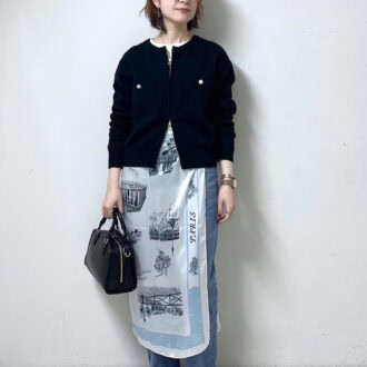 縦ライン強調！“大判スカーフ”のアシメ巻き