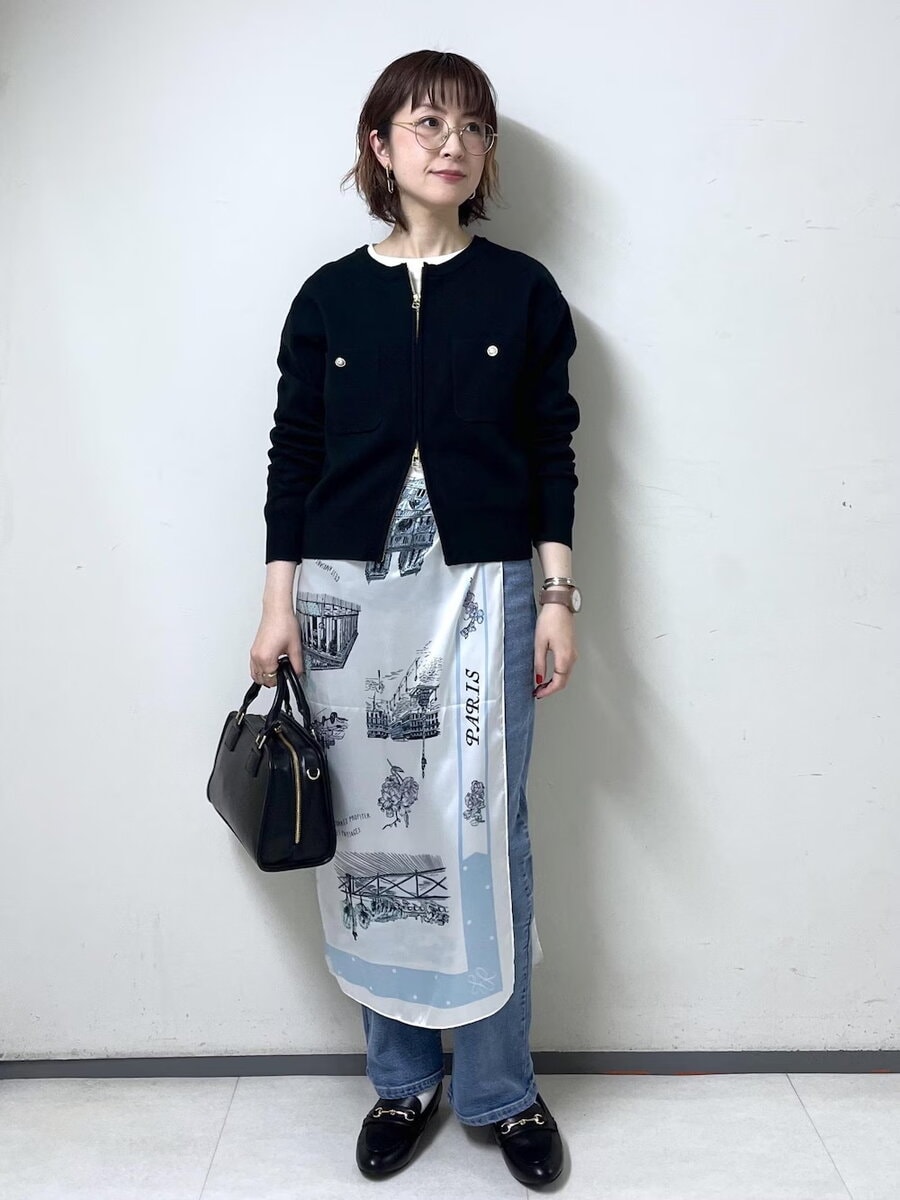 縦ライン強調！“大判スカーフ”のアシメ巻き