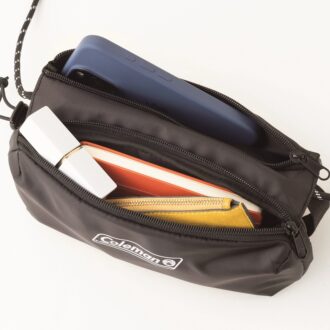 スマホやお財布など必需品をIN！