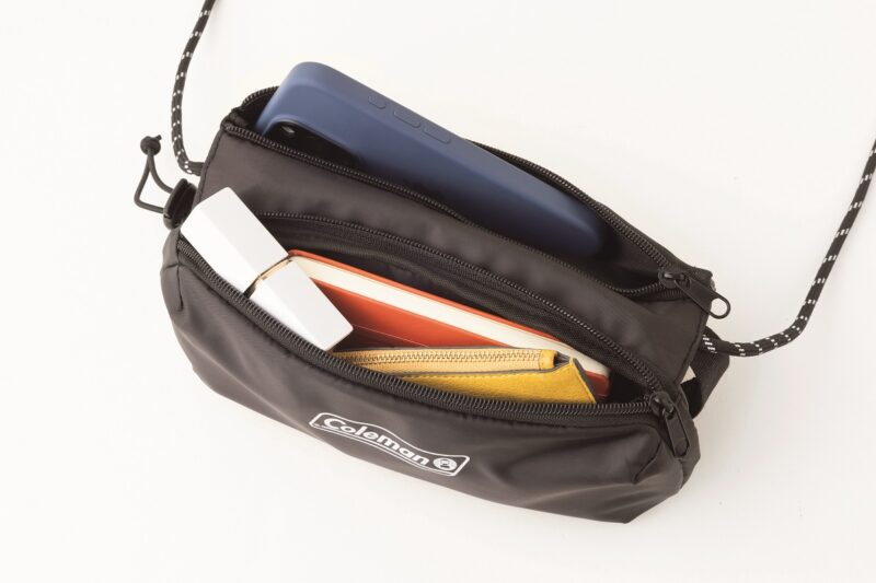 スマホやお財布など必需品をIN！