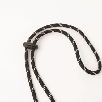 アジャスターつきのパラコード風ストラップで、長さ調節もスムーズ