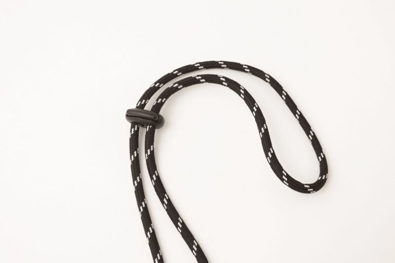 アジャスターつきのパラコード風ストラップで、長さ調節もスムーズ