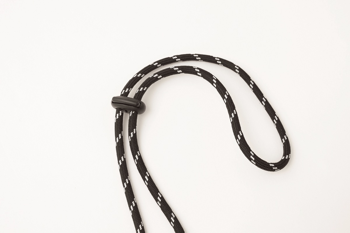 アジャスターつきのパラコード風ストラップで、長さ調節もスムーズ