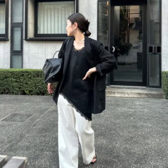 アシンメトリーなカッティングで腰回りを自然にめくらまし