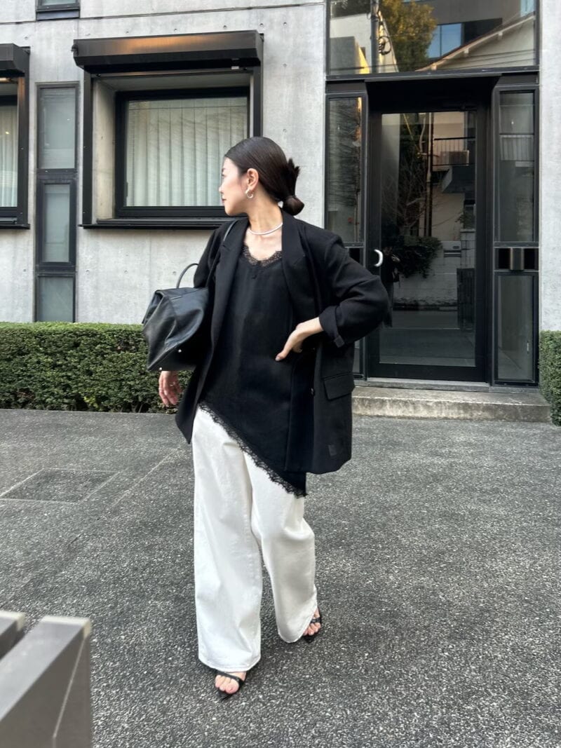 アシンメトリーなカッティングで腰回りを自然にめくらまし