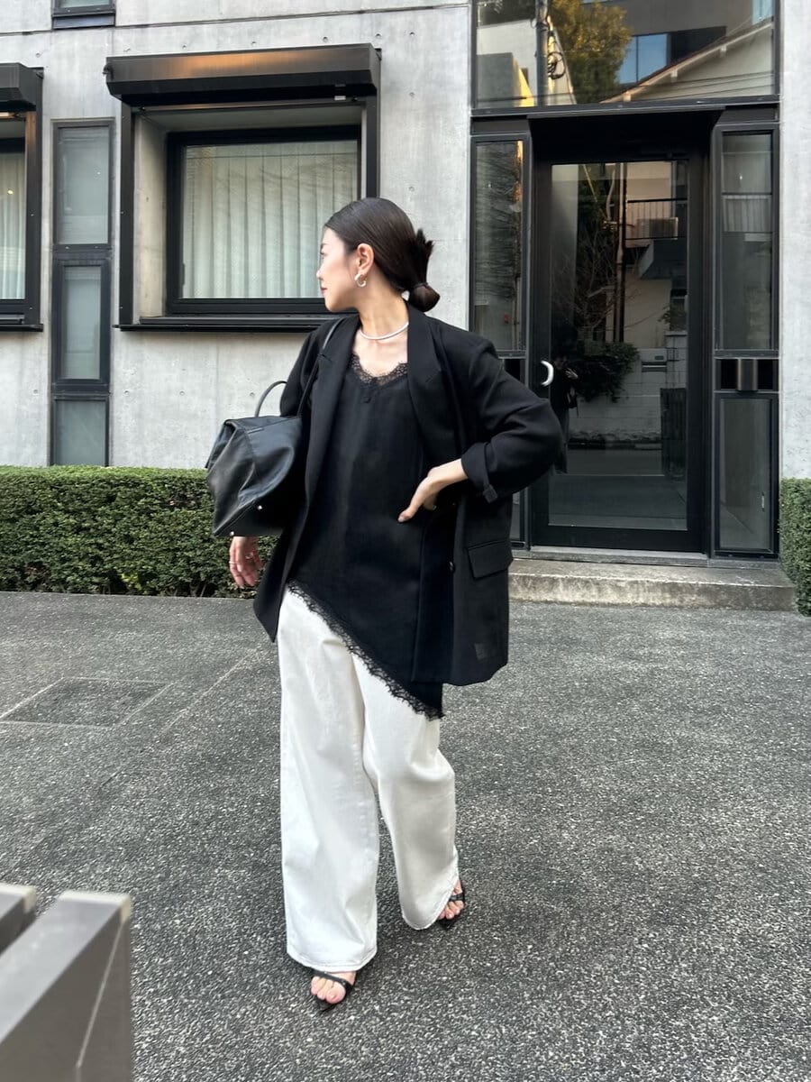 アシンメトリーなカッティングで腰回りを自然にめくらまし