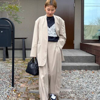 レースブラは黒Tと重ねてハンサムに振る