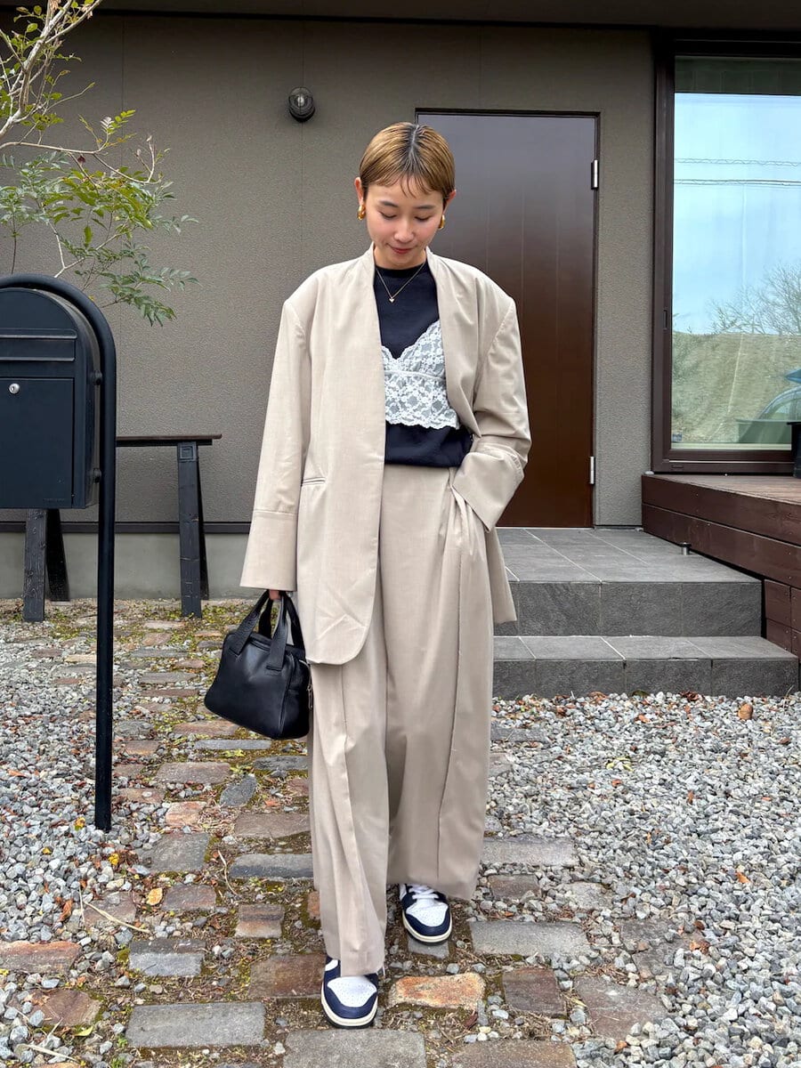 レースブラは黒Tと重ねてハンサムに振る