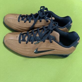 【NIKE meets emmi】SHOX Zのブラウンシューズは通勤にも相性良し！