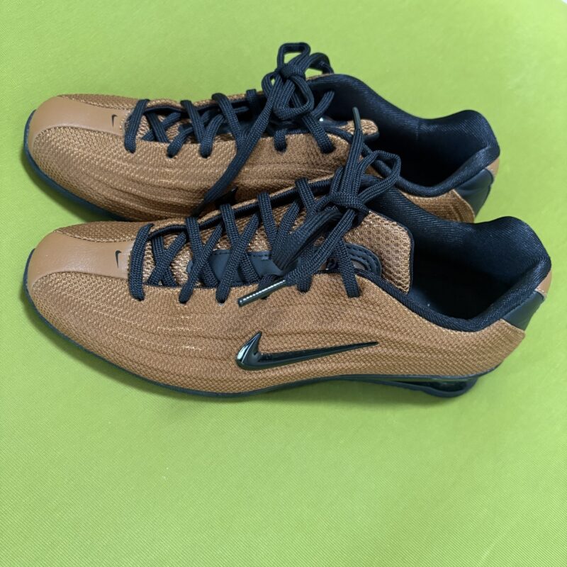 【NIKE meets emmi】SHOX Zのブラウンシューズは通勤にも相性良し!