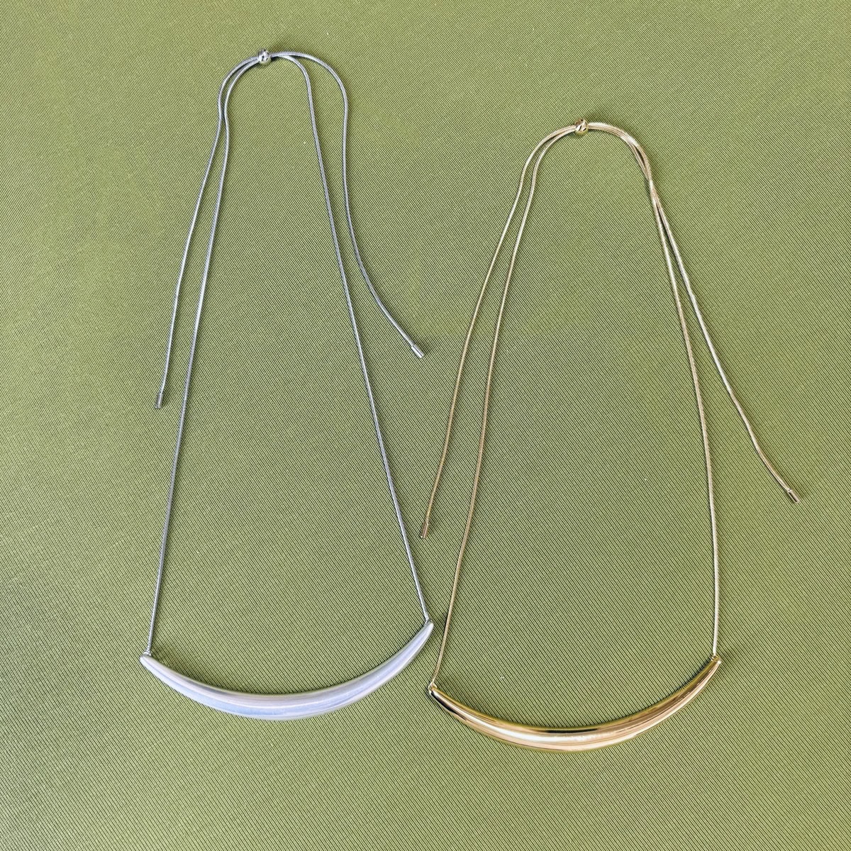 【Demi-Luxe BEAMS】クレセントムーンネックレス.Mは、ゴールドとシルバーを色違いで購入