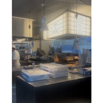 調理工程を間近で見られる開放的な店内