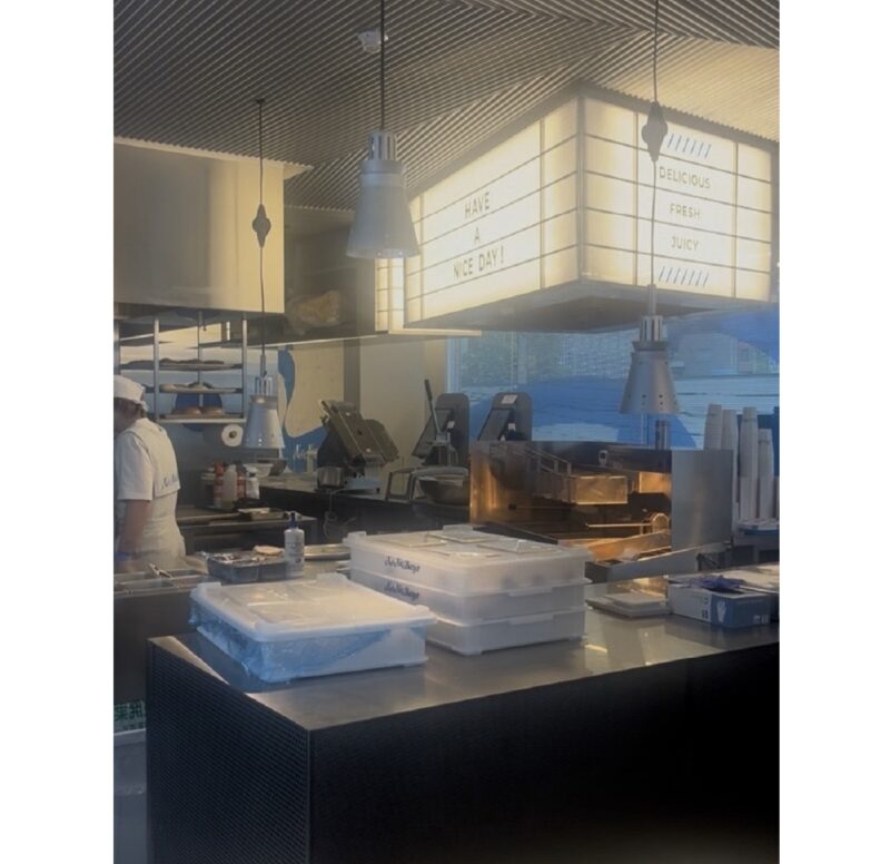 調理工程を間近で見られる開放的な店内