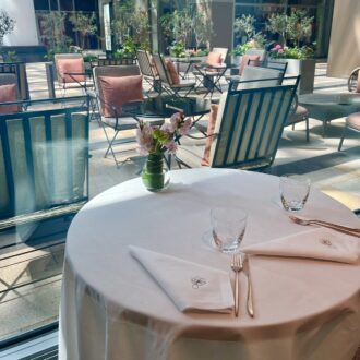 「ニナテラス」セット価格 2,500円 ※屋外テラス席にて提供。ドリンク1種、フラワーケーキ2種、ミニサイズの「カメリア」チョコレートセット。